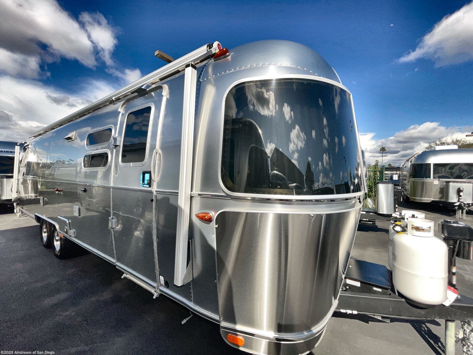 New 2025 Airstream Globetrotter 30RB available in San Diego, California
