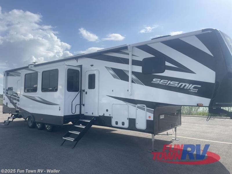 Used 2025 Jayco Seismic 395 available in Waller, Texas