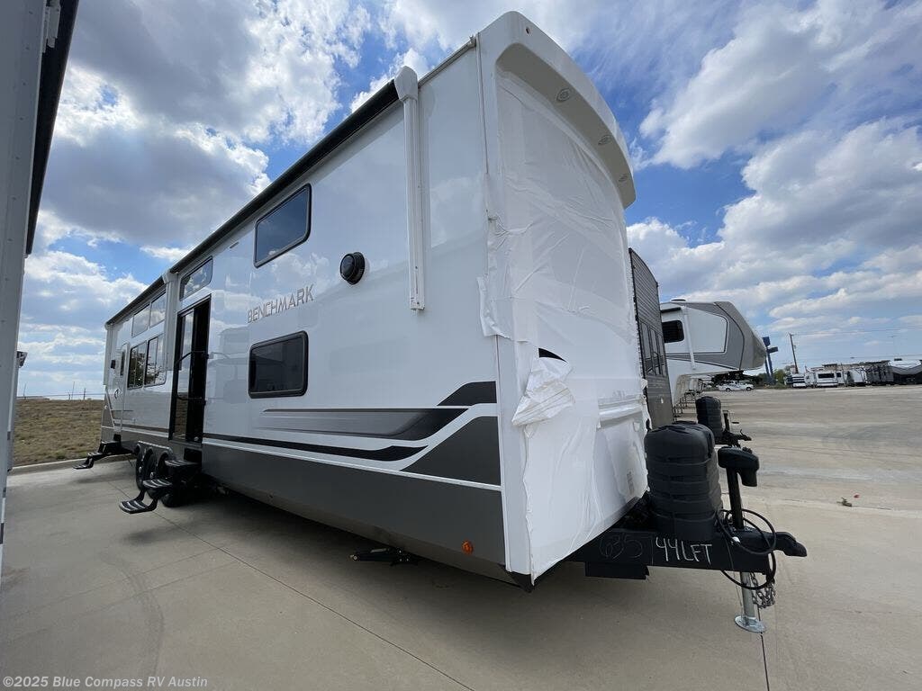 New 2026 Alliance RV Benchmark 44LFT available in Buda, Texas