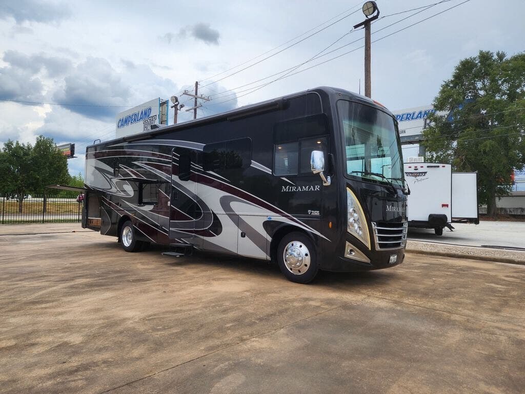 Used 2022  Thor Motor Coach  Miramar® 34.6 by Thor Motor Coach from Camperland Trailer Sales in Conroe, TX