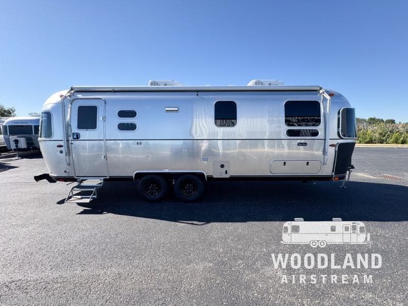 New 2026 Airstream Flying Cloud Midnight Flamingo 27FB Twin available in Lebanon, Indiana