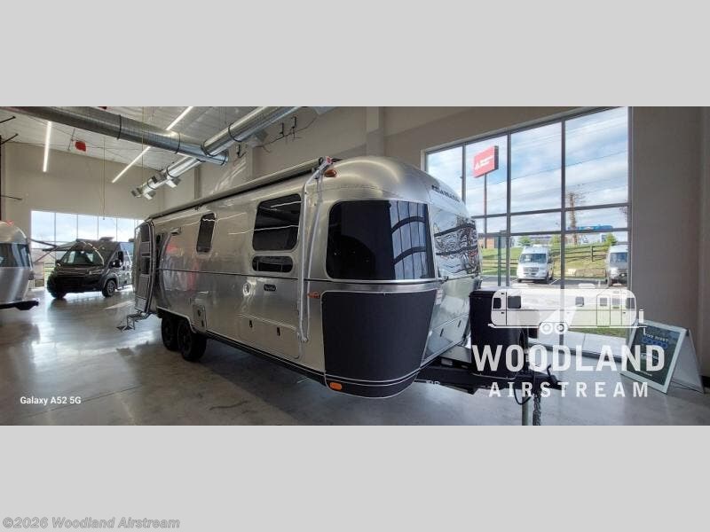 New 2026 Airstream Flying Cloud Midnight Flamingo 27FB Twin available in Georgetown, Kentucky