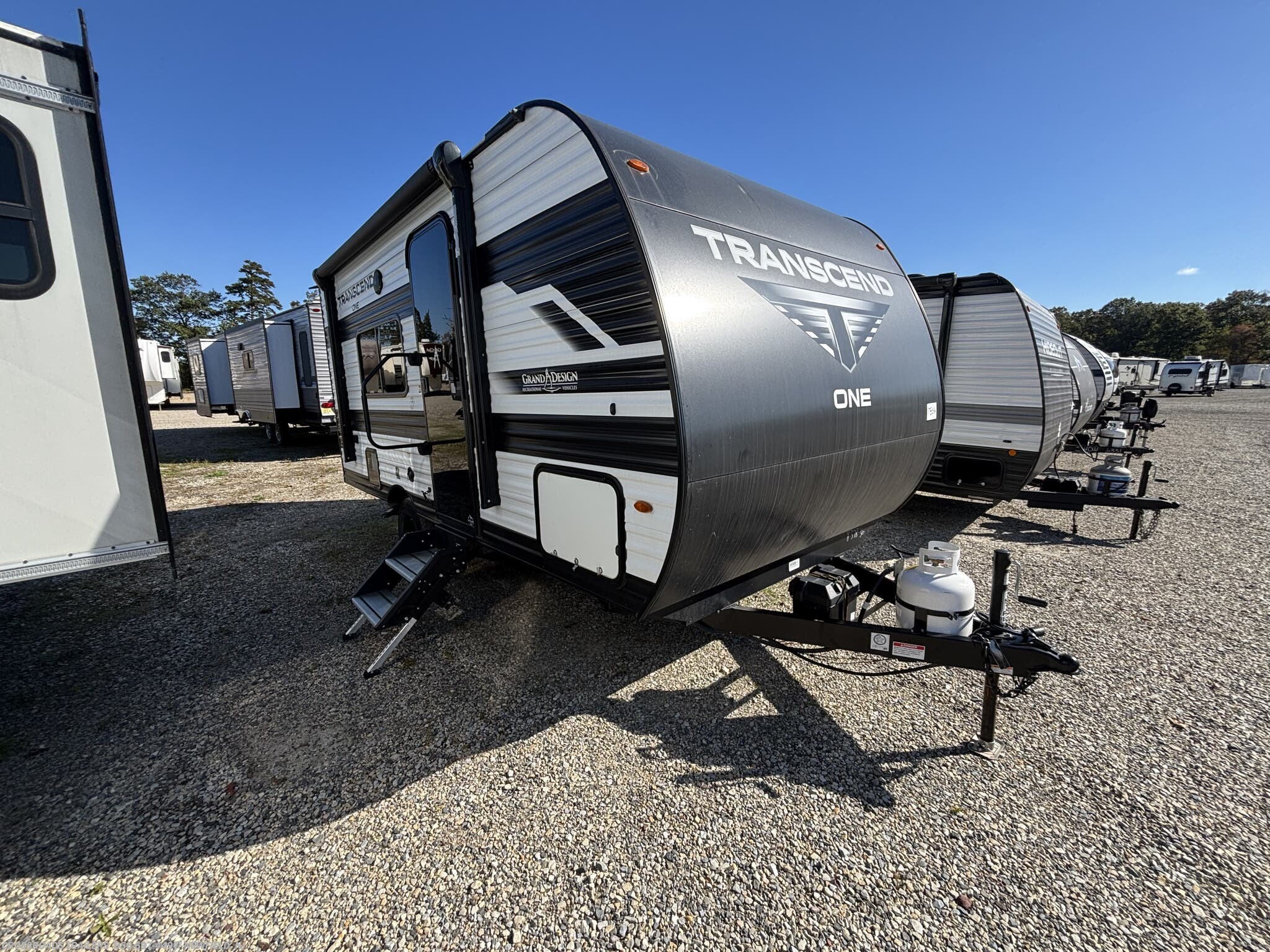 Used 2025  Grand Design Transcend One 151RB by Grand Design from Crossroads Trailer Sales, Inc. in Newfield, NJ